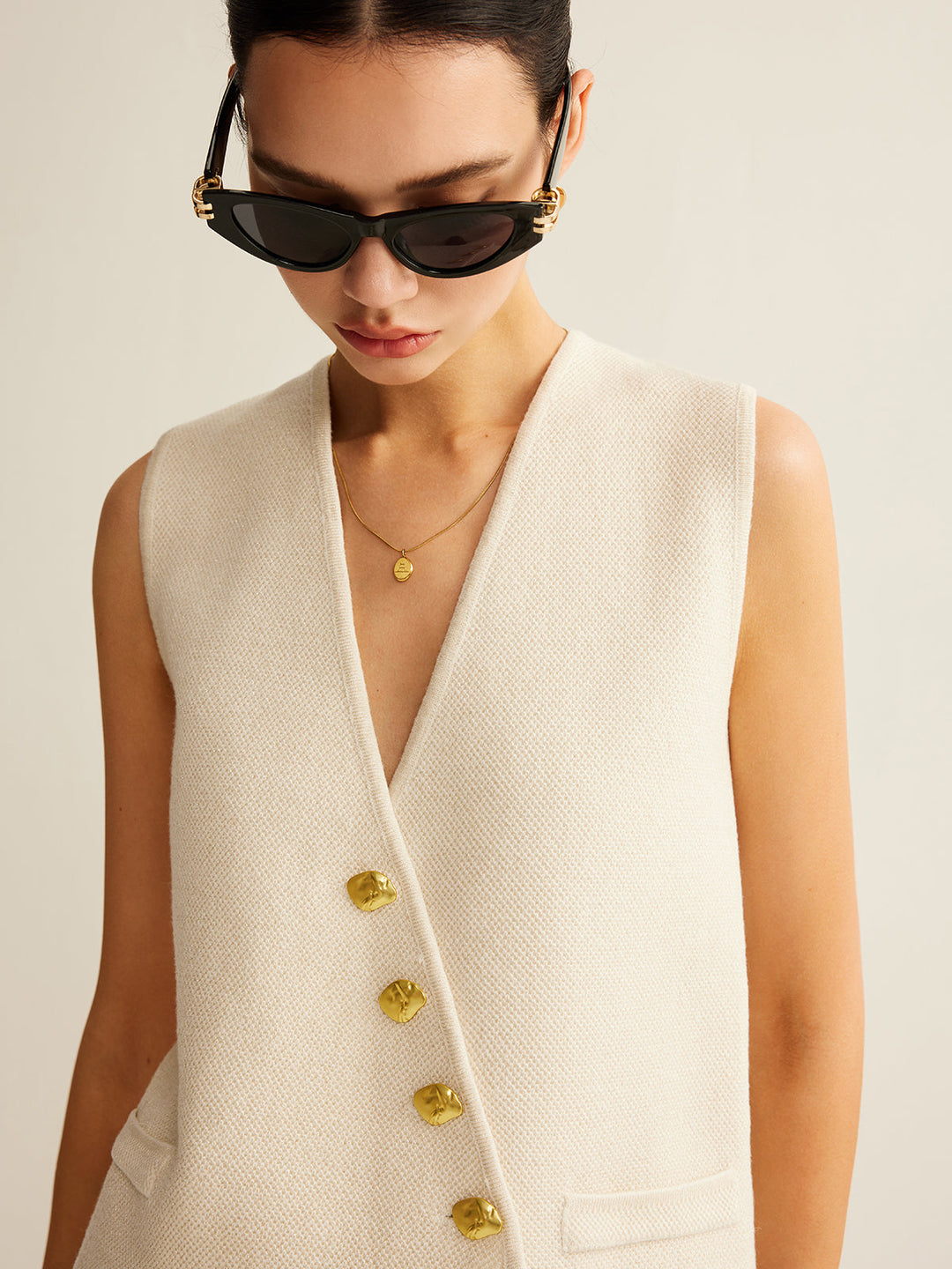 Chaya | Gebreid Asymmetrisch Vest voor Dames met Stijlvolle Knopen