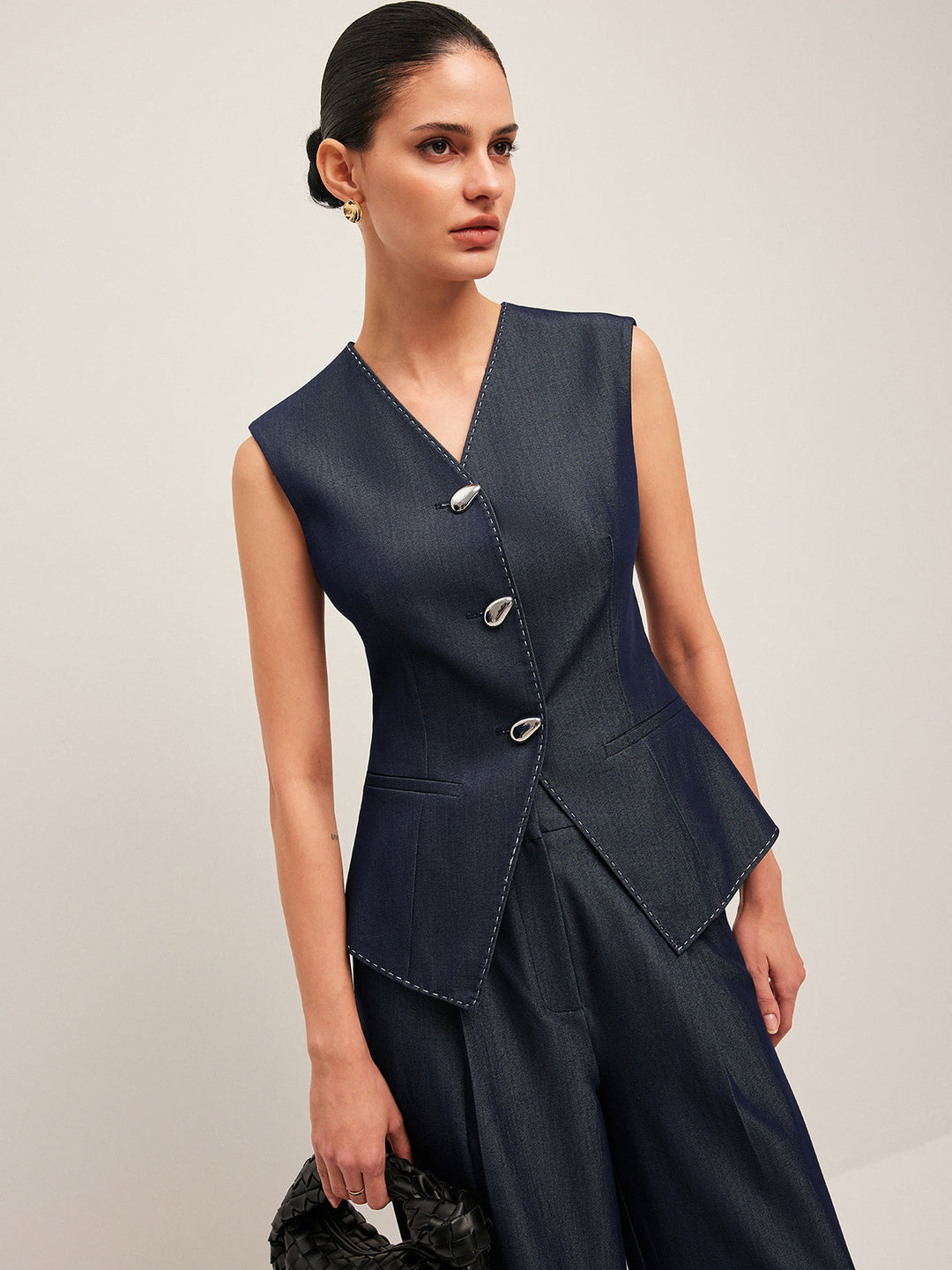 Jimena | Chaleco de mujer con estilo y costuras en contraste - Elegante diseño con volantes
